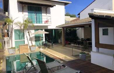 Imagem: A casa possui 1 Dormitório, 4 Banheiros, 2 Vagas na garagem