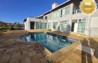 Imagem: A casa possui 4 Dormitórios, 4 Banheiros, 4 Vagas na garagem