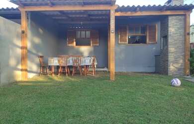 Imagem: A casa possui 2 Dormitórios, Acomodam 8 pessoas, 2 Vagas na