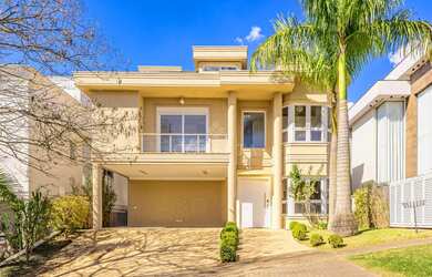 Imagem: A casa possui 4 Dormitórios, 5 Banheiros, 4 Vagas na garagem