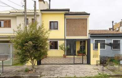 Imagem: A casa possui 3 Dormitórios, 2 Banheiros, 2 Vagas na garagem