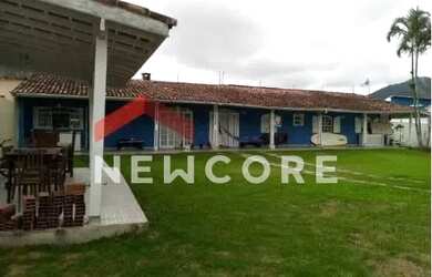 Imagem: A casa possui 3 Dormitórios, 3 Banheiros, 5 Vagas na garagem