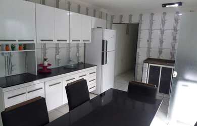 Imagem: A casa possui 3 Dormitórios, 1 Banheiro, 2 Vagas na garagem