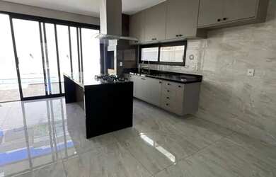 Imagem: A casa em condomínio possui 4 Dormitórios, 5 Banheiros, 3