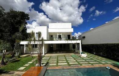 Imagem: A casa possui 3 Dormitórios, 3 Banheiros, 5 Vagas na garagem