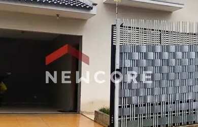 Imagem: A casa possui 3 Dormitórios, 2 Banheiros, 3 Vagas na garagem