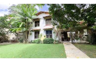 Imagem: A casa possui 5 Dormitórios, 4 Banheiros, 4 Vagas na garagem