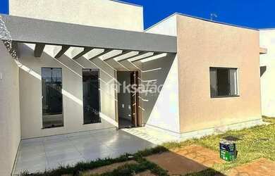 Imagem: A casa possui 3 Dormitórios, 1 Banheiro, 2 Vagas na garagem