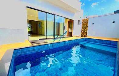 Imagem: A casa possui 3 Dormitórios, 3 Banheiros, 2 Vagas na garagem