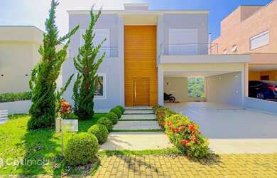 Imagem: A casa em condomínio possui 4 Dormitórios, 5 Banheiros, 4