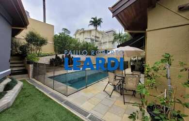 Imagem: A casa em condomínio possui 4 Dormitórios, 5 Banheiros, 3