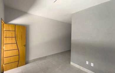 Imagem: A casa possui 3 Dormitórios, 2 Banheiros, 1 Vaga na garagem