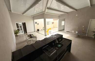 Imagem: A casa possui 3 Dormitórios, 3 Banheiros, 2 Vagas na garagem