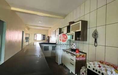 Imagem: A casa possui 3 Dormitórios, 2 Banheiros, 4 Vagas na garagem