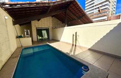 Imagem: A casa possui 3 Dormitórios, 3 Banheiros, 3 Vagas na garagem