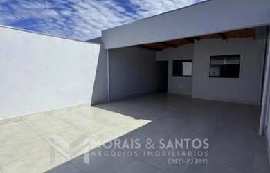 Imagem: A casa possui 3 Dormitórios, 2 Banheiros, 3 Vagas na garagem