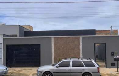 Imagem: A casa possui 3 Dormitórios, 2 Banheiros, 140m² de Área e