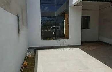 Imagem: A casa possui 3 Dormitórios, 2 Banheiros, 2 Vagas na garagem