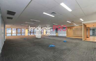 Imagem: O depósito possui 5 Vagas na garagem e 824m² de Área e está