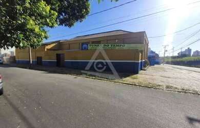 Imagem: O depósito possui 5 Vagas na garagem e 956m² de Área e está