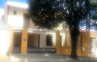 Imagem: A casa possui 5 Dormitórios, 5 Banheiros, 5 Vagas na garagem