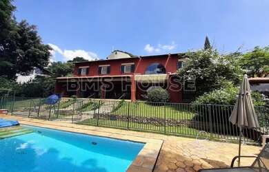 Imagem: A casa possui 5 Dormitórios, 5 Banheiros, 4 Vagas na garagem