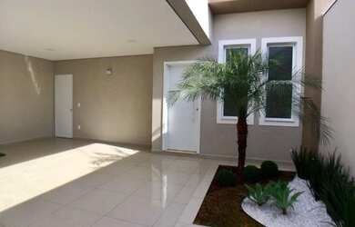 Imagem: A casa possui 3 Dormitórios, 2 Banheiros, 2 Vagas na garagem