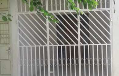 Imagem: A casa possui 1 Dormitório, 1 Banheiro, 1 Vaga na garagem