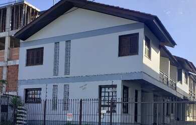 Imagem: A casa possui 3 Dormitórios, 1 Banheiro, 1 Vaga na garagem