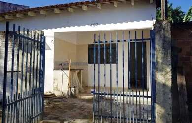 Imagem: A casa possui 2 Dormitórios, 1 Banheiro, 2 Vagas na garagem