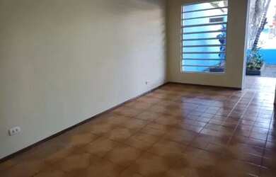 Imagem: A casa possui 3 Dormitórios, 2 Banheiros, 2 Vagas na garagem