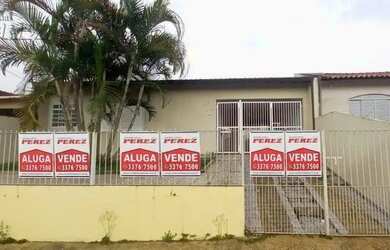 Imagem: A casa possui 3 Dormitórios, 2 Banheiros, 2 Vagas na garagem