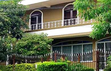 Imagem: A casa possui 5 Dormitórios, 5 Banheiros, 2 Vagas na garagem