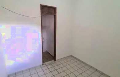 Imagem: A casa possui 3 Dormitórios, 1 Banheiro, 2 Vagas na garagem