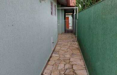 Imagem: A casa possui 3 Dormitórios, 4 Banheiros, 2 Vagas na garagem