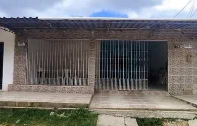 Imagem: A casa possui 3 Dormitórios, 2 Banheiros, 2 Vagas na garagem