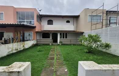 Imagem: A casa possui 4 Dormitórios, 3 Banheiros, 2 Vagas na garagem