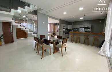 Imagem: A casa em condomínio possui 4 Dormitórios, 2 Banheiros, 4