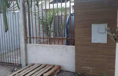 Imagem: A casa possui 2 Dormitórios, 1 Banheiro, 2 Vagas na garagem