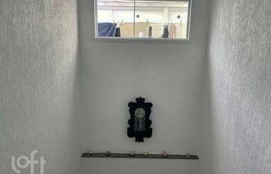 Imagem: A casa possui 3 Dormitórios, 1 Banheiro, 2 Vagas na garagem