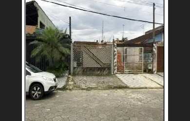 Imagem: A casa possui 2 Dormitórios, 1 Banheiro, 2 Vagas na garagem