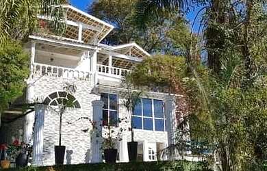 Imagem: A casa possui 4 Dormitórios, 5 Banheiros, 5 Vagas na garagem