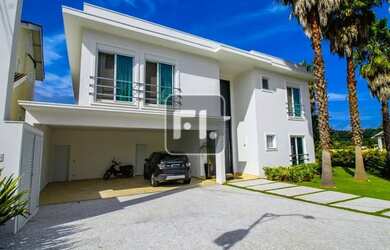 Imagem: A casa possui 4 Dormitórios, 5 Banheiros, 4 Vagas na garagem