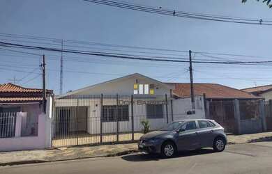 Imagem: A casa possui 3 Dormitórios, 1 Banheiro, 1 Vaga na garagem