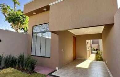 Imagem: A casa possui 3 Dormitórios, 2 Banheiros, 2 Vagas na garagem