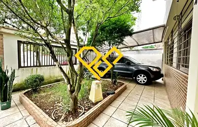 Imagem: A casa possui 3 Dormitórios, 3 Banheiros, 1 Vaga na garagem