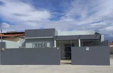 Imagem: A casa possui 3 Dormitórios, 2 Banheiros, 2 Vagas na garagem