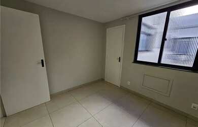 Imagem: O apartamento possui 3 Dormitórios, 1 Banheiro, 1 Vaga na garagem