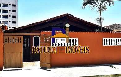 Imagem: A casa possui 4 Dormitórios, 1 Banheiro, 4 Vagas na garagem