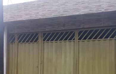 Imagem: A casa possui 2 Dormitórios, 1 Banheiro, 1 Vaga na garagem